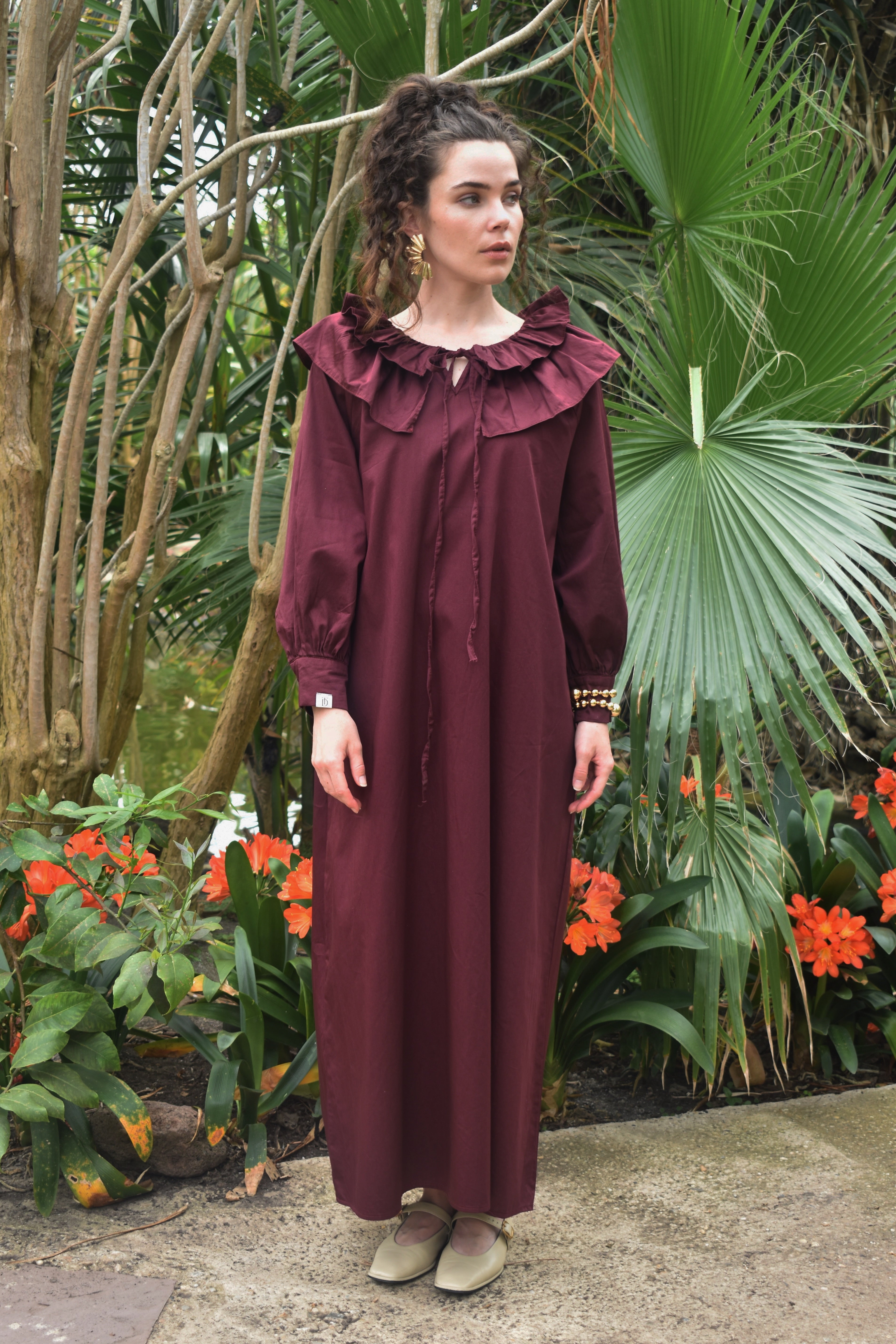 Dress with ruffle collar -burgundy