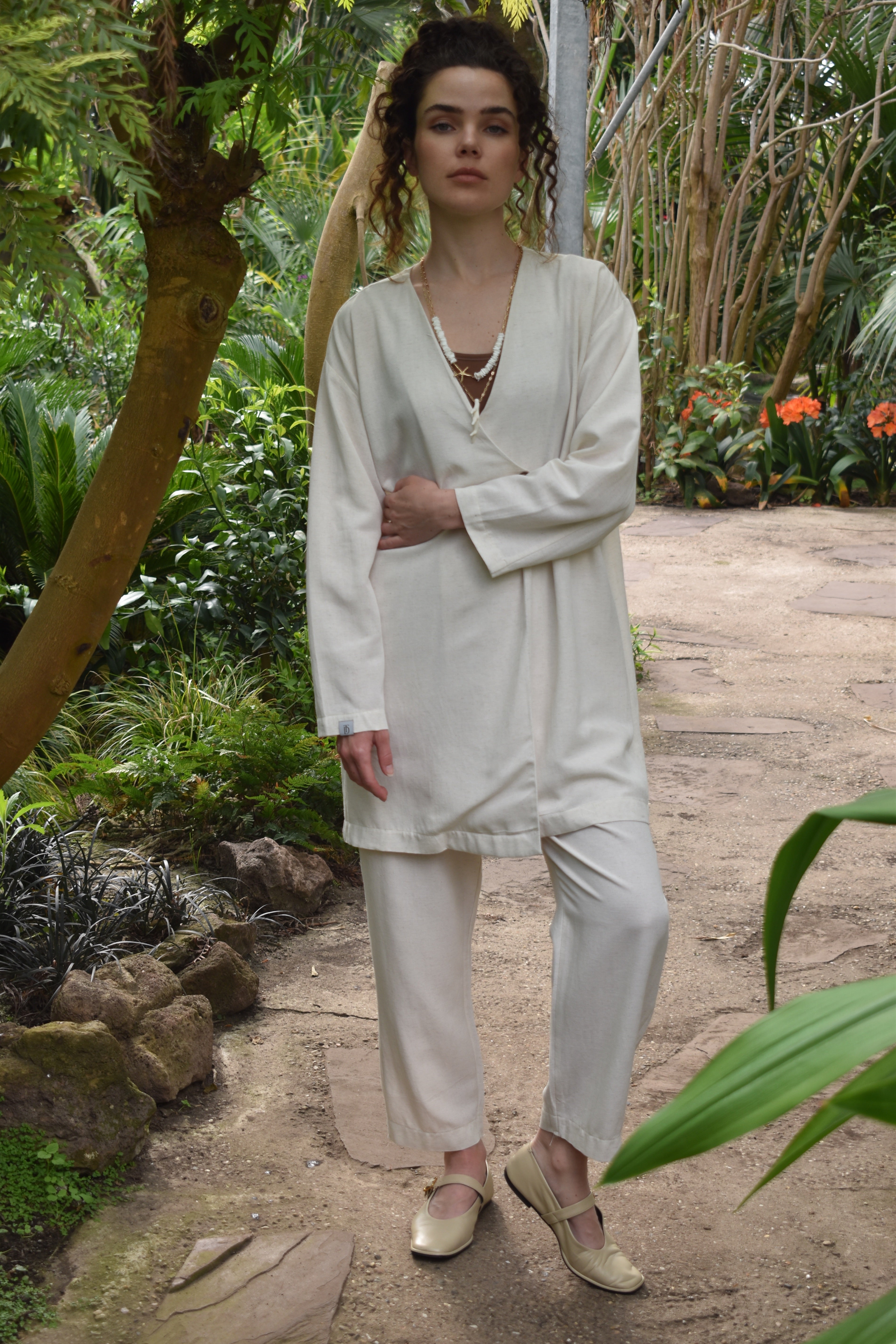 Tweedelige linnenset: broek en kimono -zand