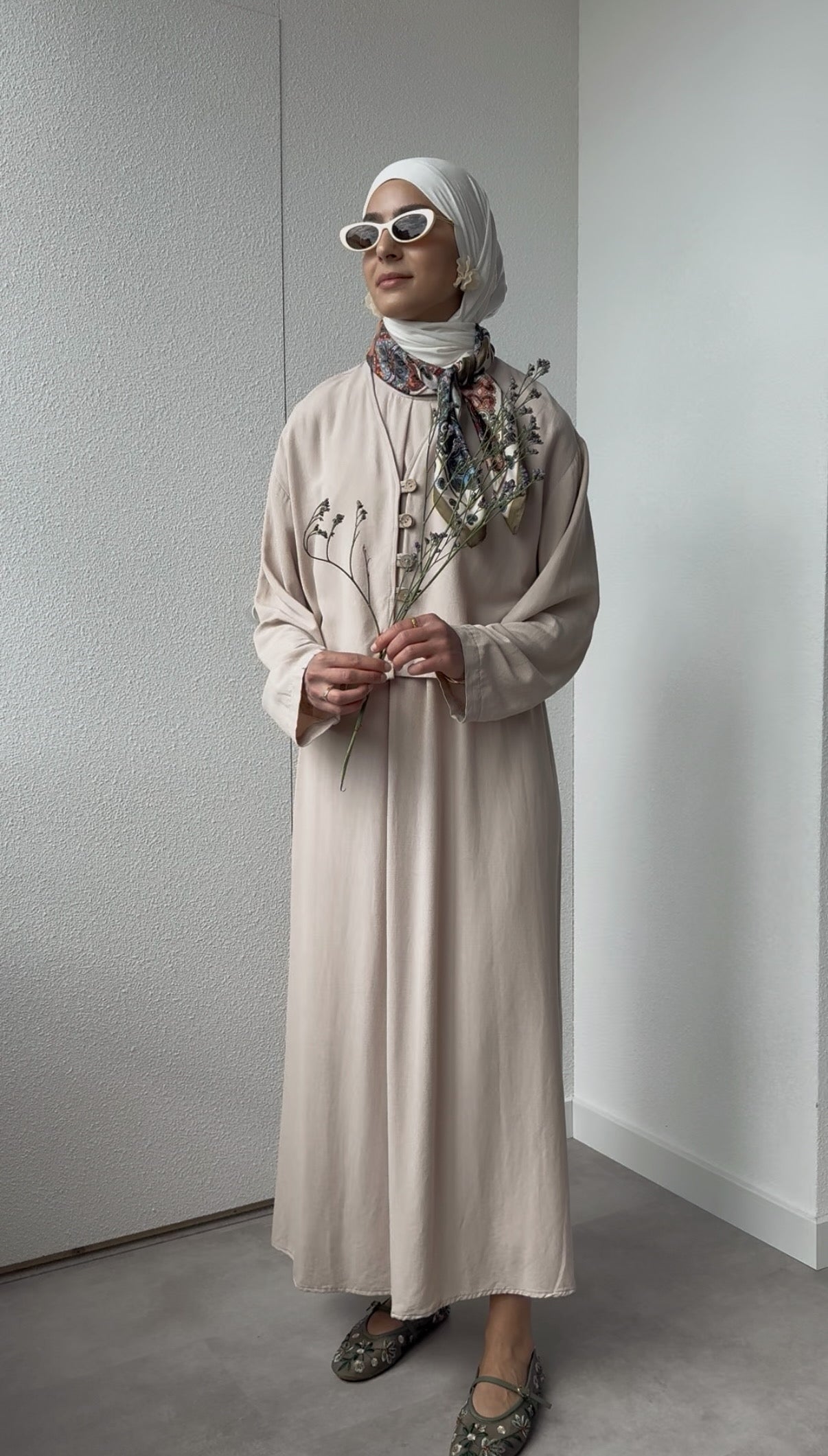 Tweedelige linnenset: mouwloze jurk en kimono -nude