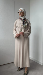 Tweedelige linnenset: mouwloze jurk en kimono -nude