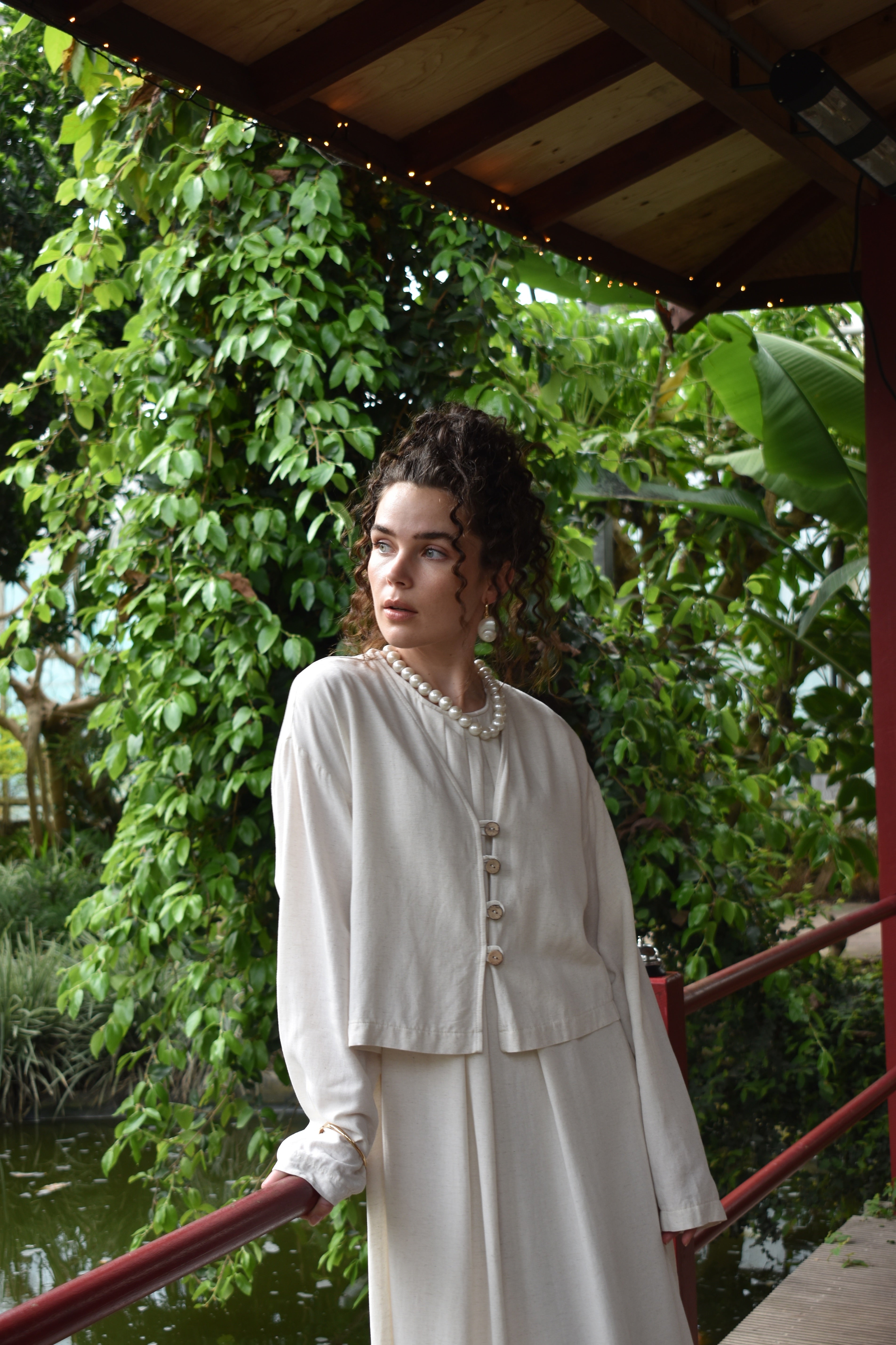 Tweedelige linnenset: mouwloze jurk en kimono -zand
