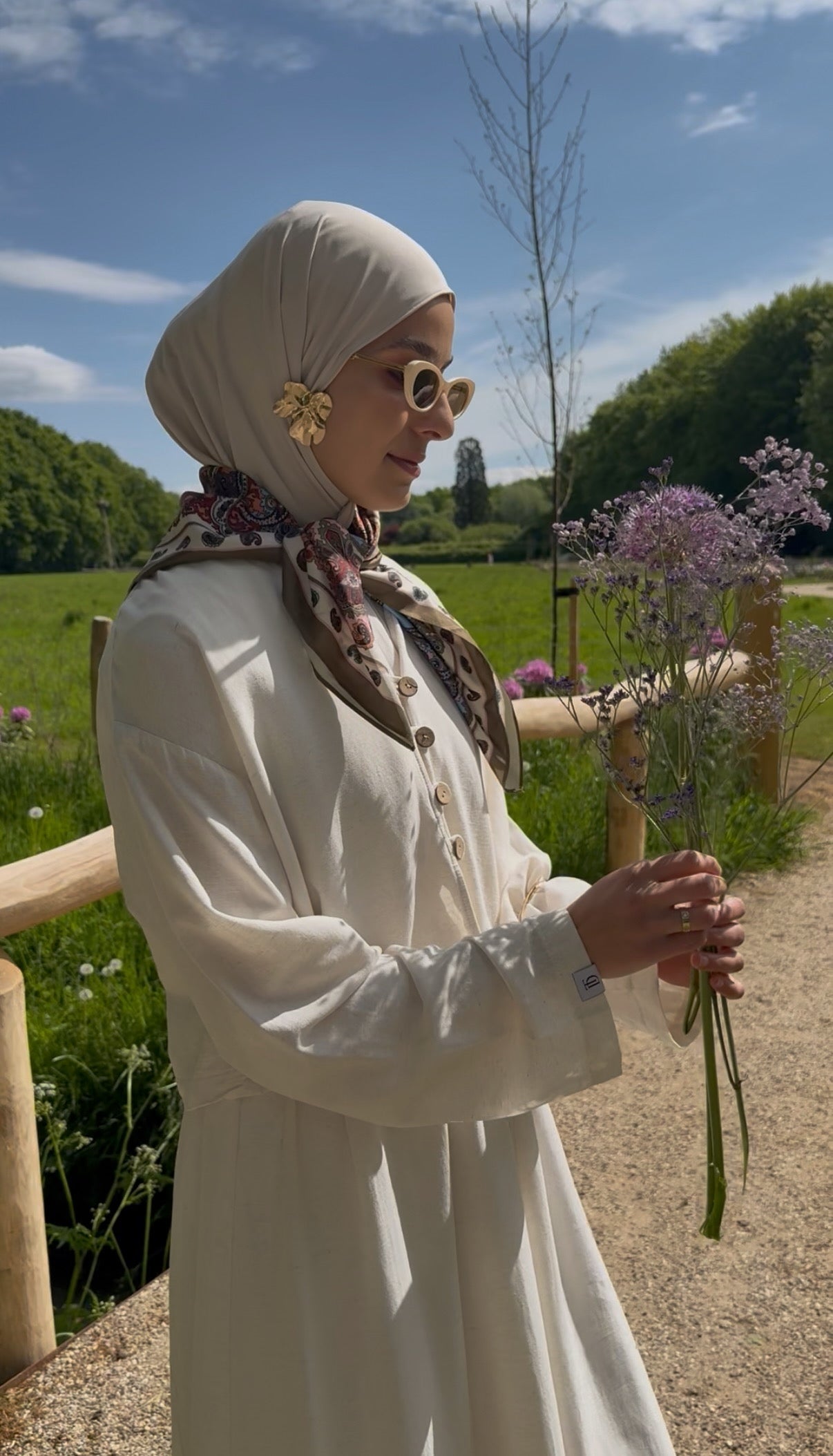 Tweedelige linnenset: mouwloze jurk en kimono -zand
