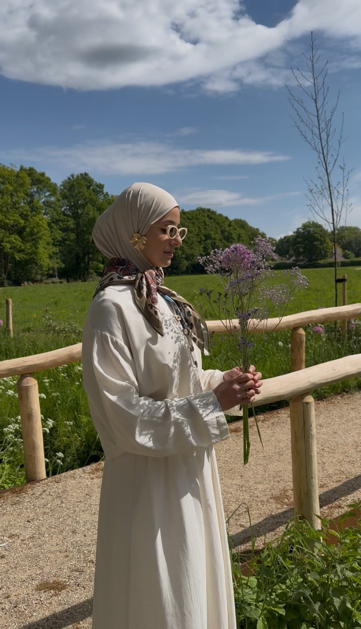 Tweedelige linnenset: mouwloze jurk en kimono -zand