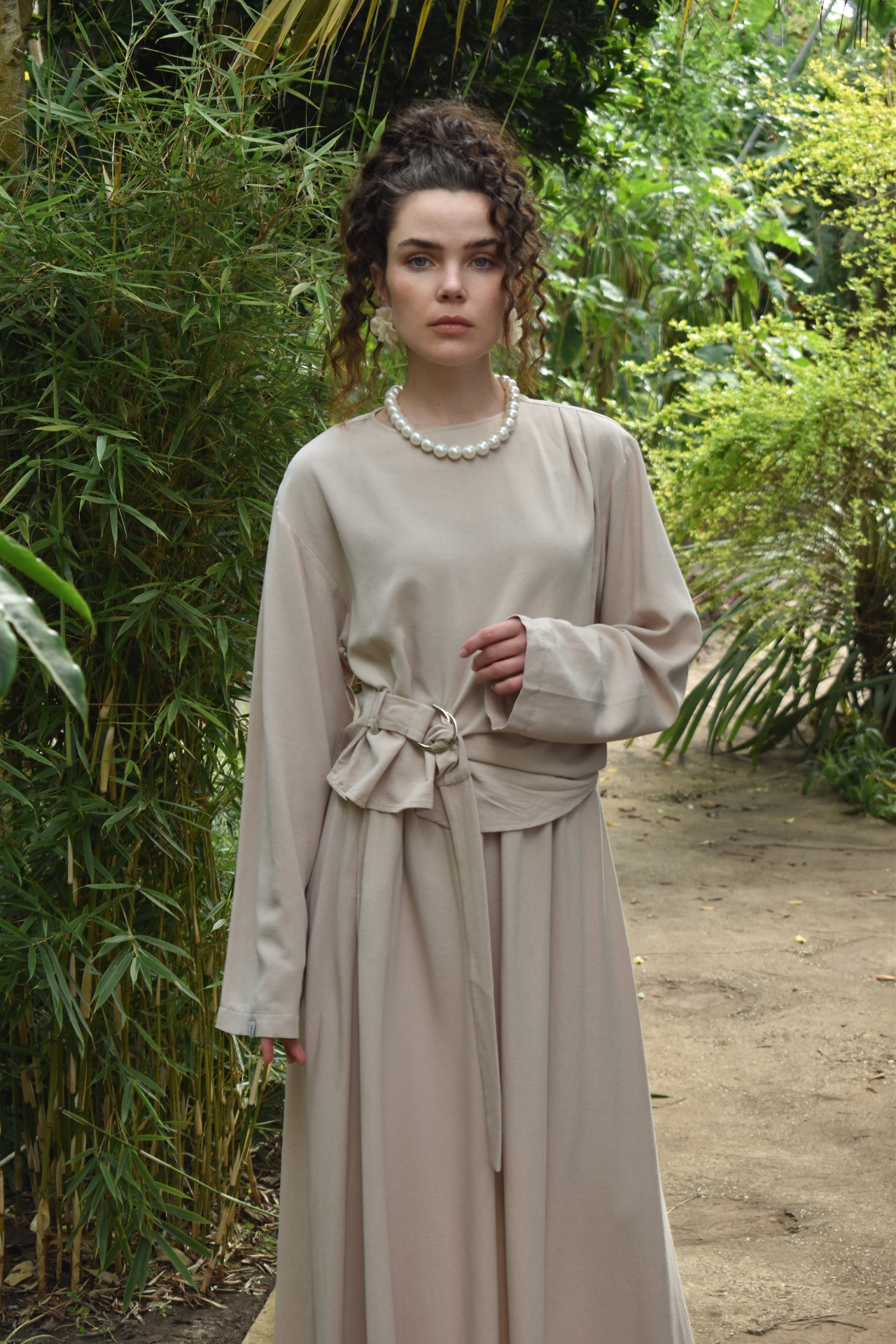 Tweedelige linnen set: rok en blouse -nude
