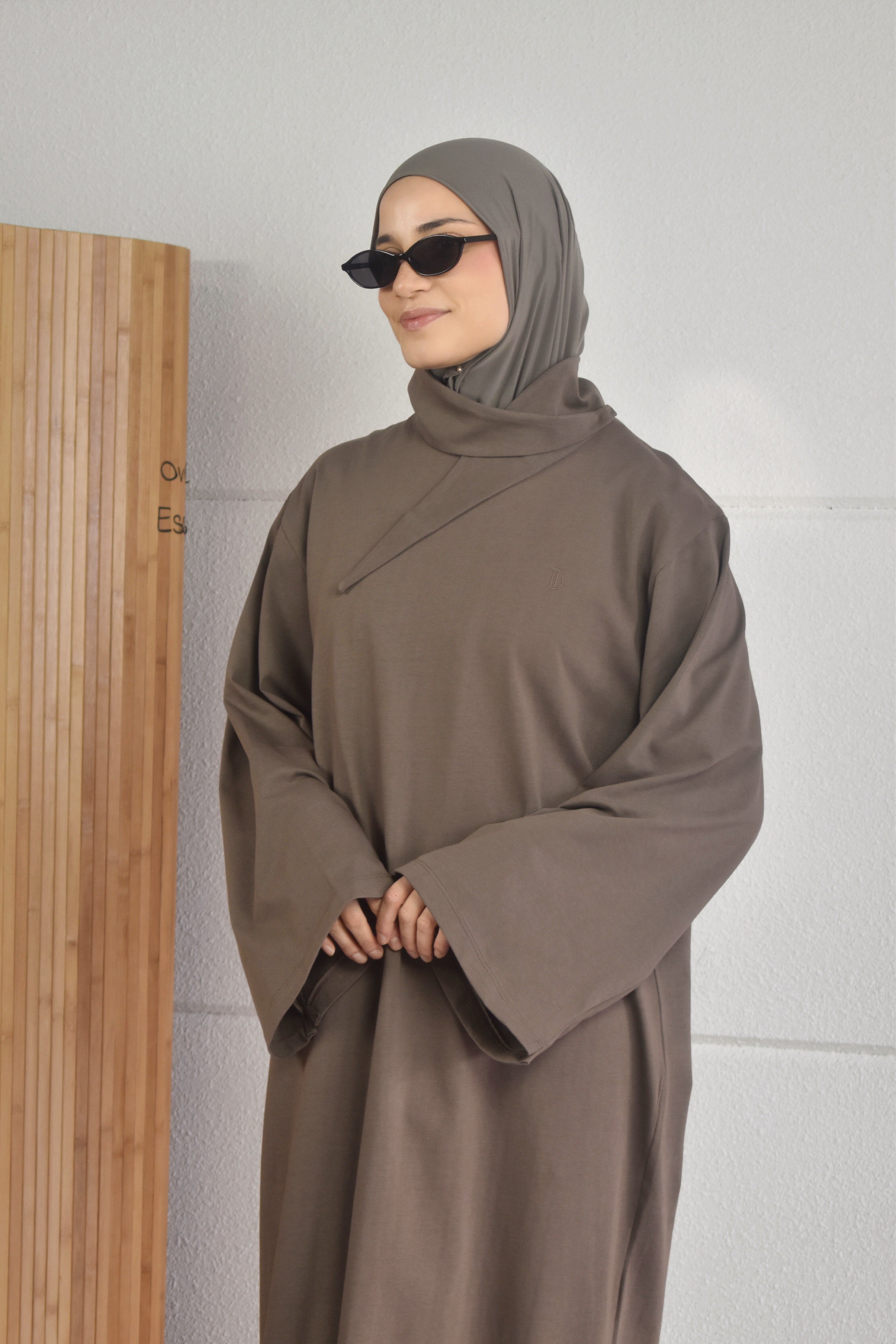 Oversized jurk met losse sjaal - bruin