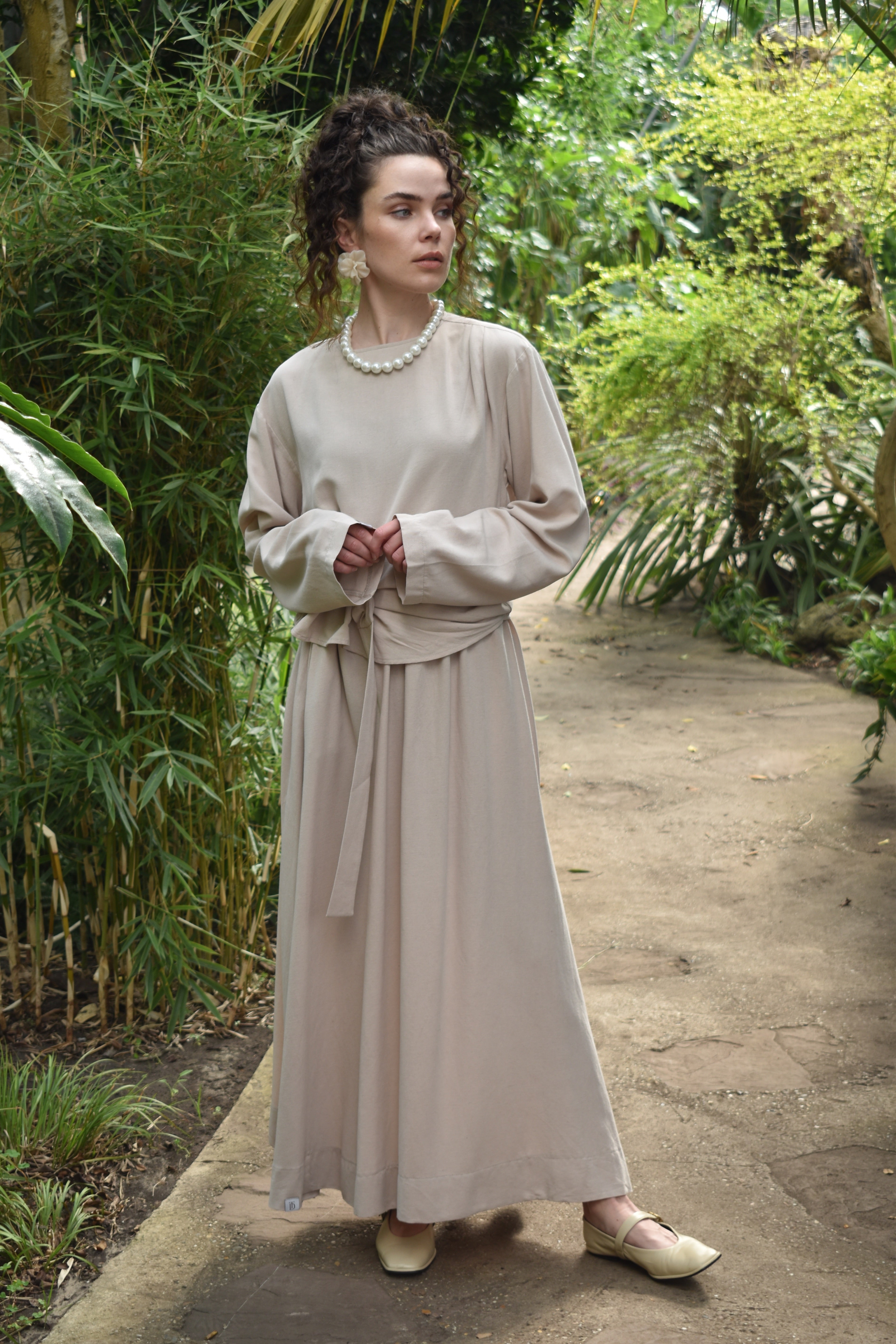 Tweedelige linnen set: rok en blouse -nude