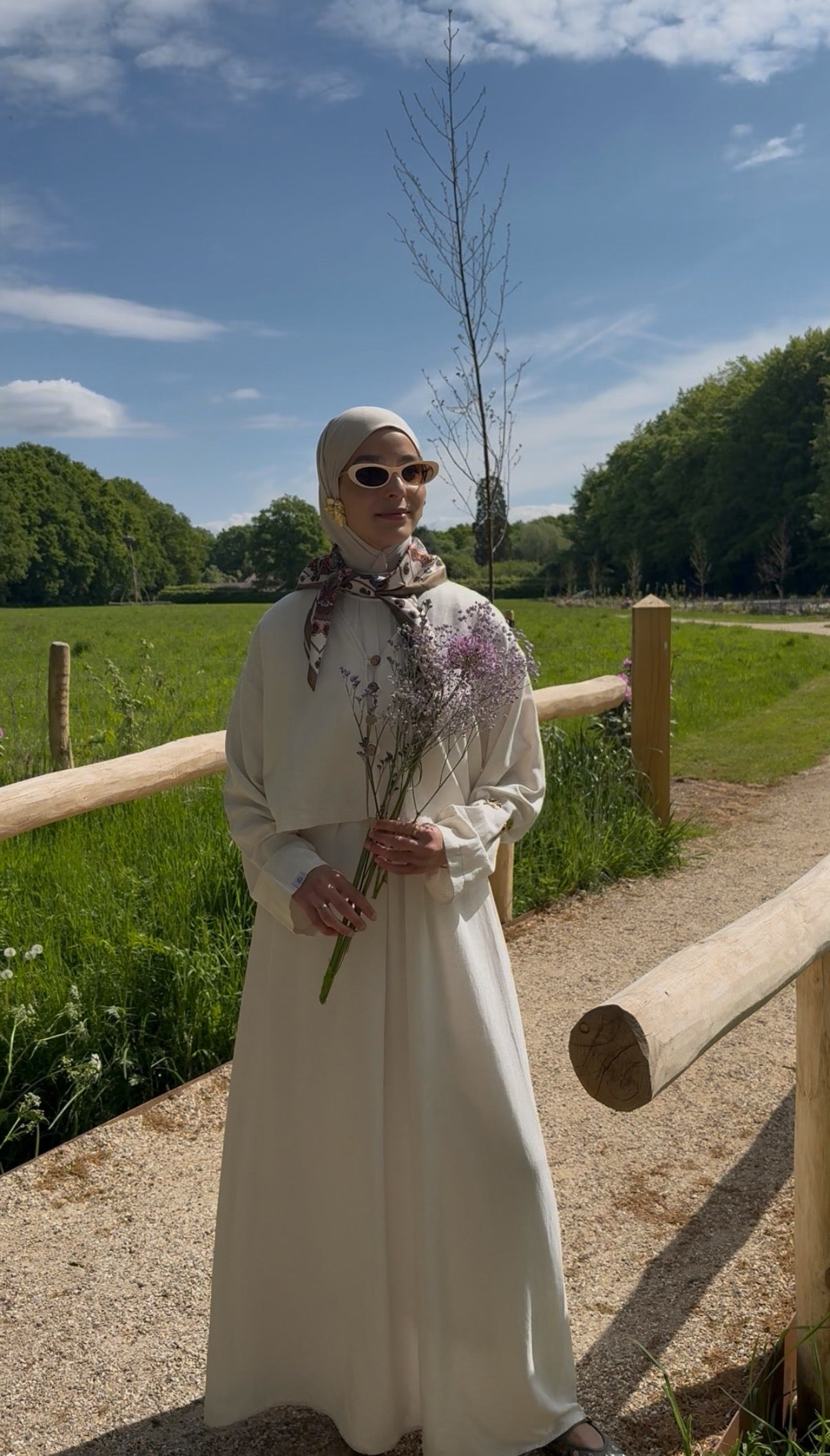 Tweedelige linnenset: mouwloze jurk en kimono -zand