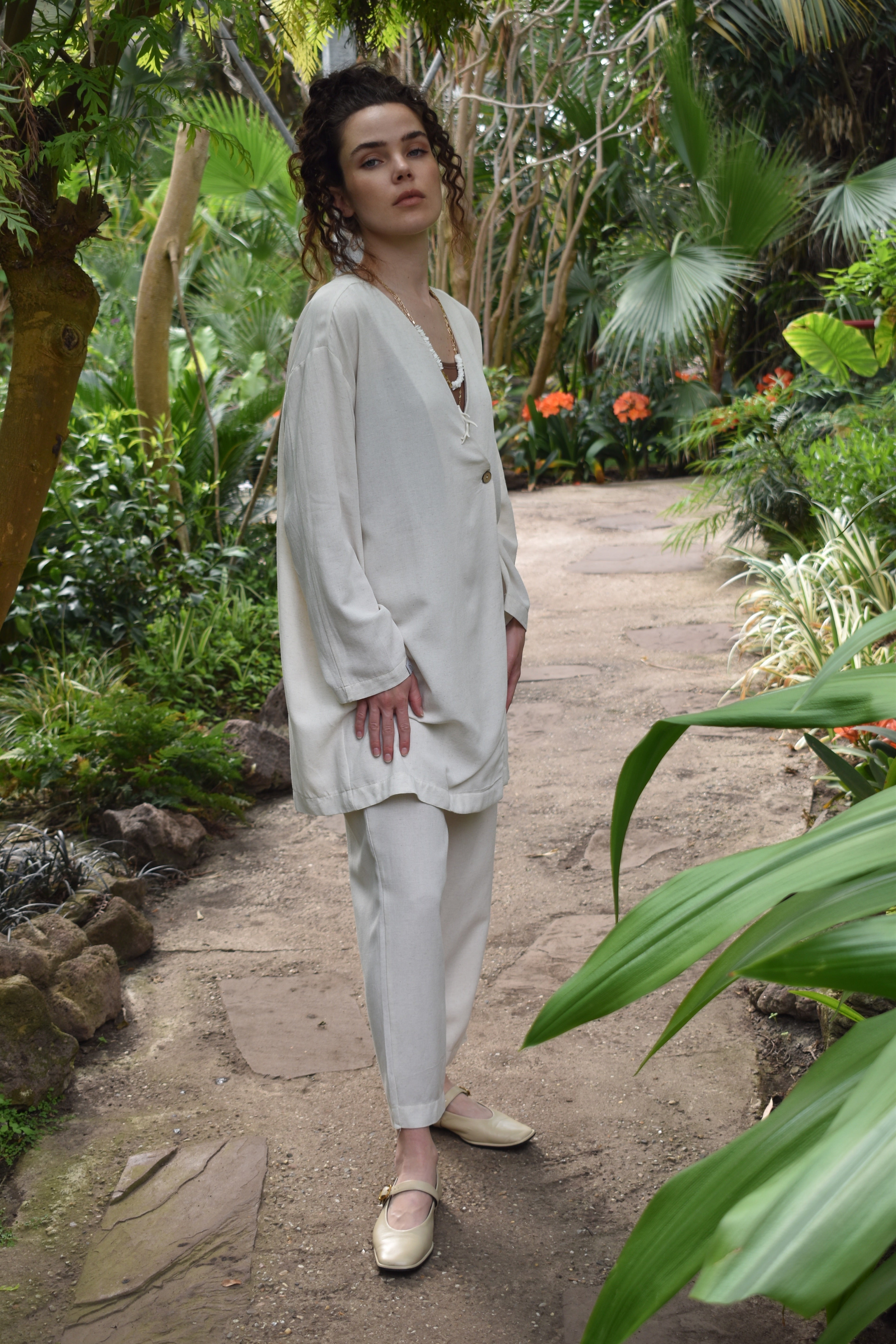 Tweedelige linnenset: broek en kimono -zand