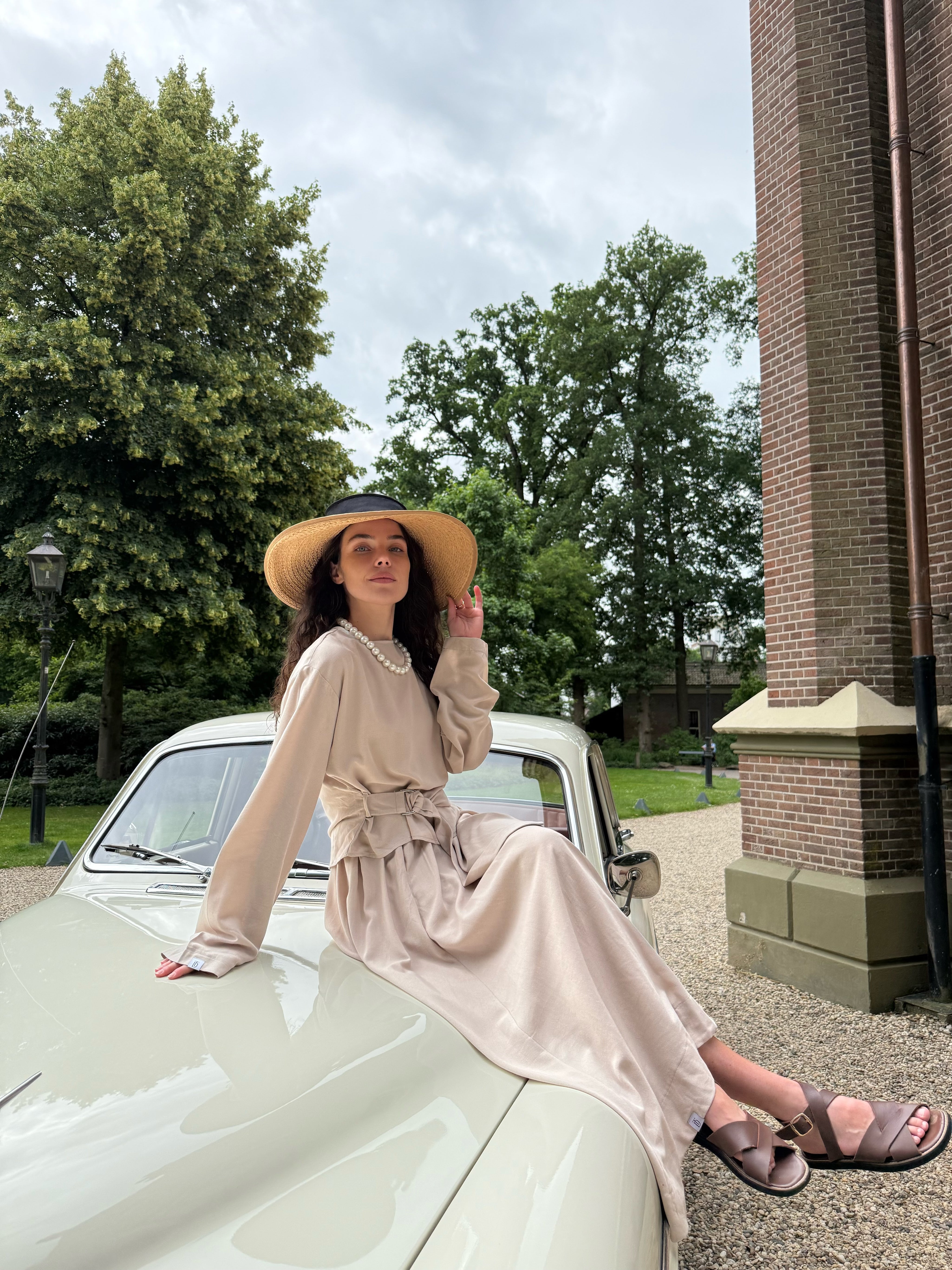 Tweedelige linnen set: rok en blouse -nude