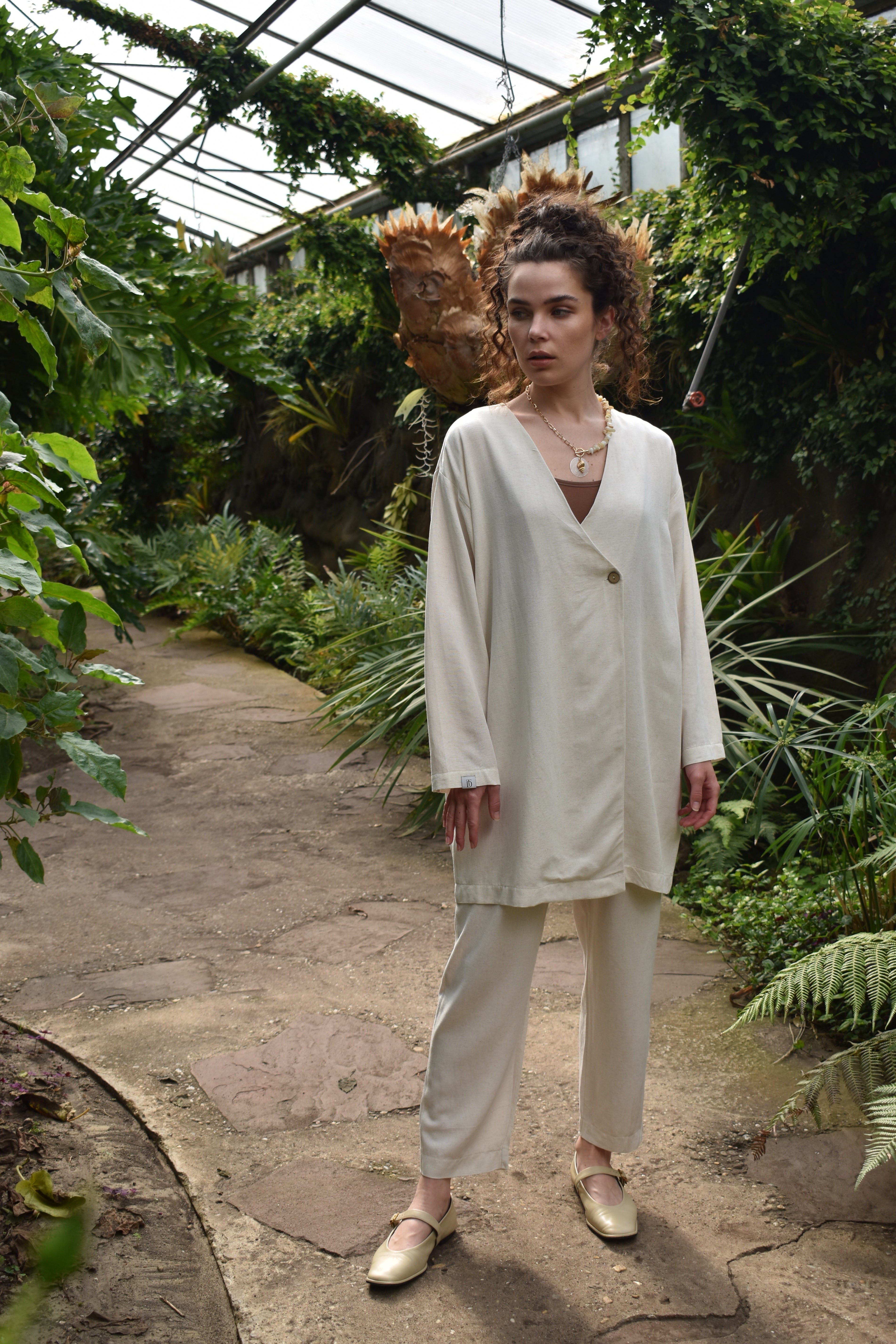 Tweedelige linnenset: broek en kimono -zand